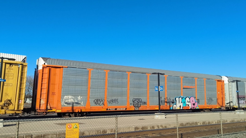 BNSF 27693 (Body) TTGX 952838 (Flat)